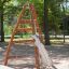 Struttura Tipi I climbing net in legno in un parco giochi