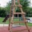 Tipi I climbing net in legno in un parco giochi