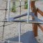 Rete da arrampicata con attrezzatura da gioco Tipi in un parco.