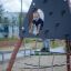 Bambino che si arrampica sulla struttura Tipi II climbing net del parco giochi all'aperto