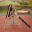 Tipi II climbing net in un parco giochi con piastrelle rosse