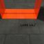 Rubber Tiles 45 con logo Lars Laj nel parco giochi.