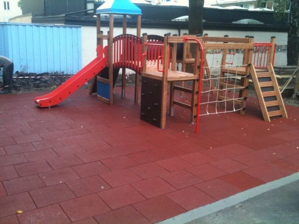 Parco giochi con attrezzature in legno e pavimentazione Rubber Tiles 110.