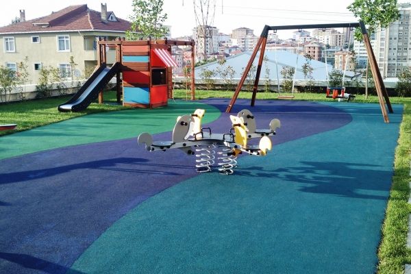 Parco giochi con pavimentazione di sicurezza Wetpour 40, gioco a molla e scivolo
