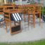 Grande struttura da gioco in legno con scivoli e reti da arrampicata su superficie Wetpour 40.