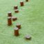 Pali di equilibrio in legno per parco giochi Cape Code su erba verde.