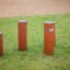 Pali di equilibrio in legno Cape Code per il bilanciamento nel parco giochi sull'erba