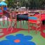 Parco giochi con superficie colorata Wetpour 120 e struttura da arrampicata in legno