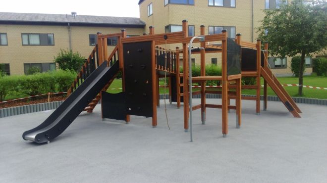 Attrezzature da parco giochi Wetpour 120 con scivoli e pareti da arrampicata.