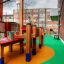 Parco giochi all'aperto con superficie di sicurezza Wetpour 100 in colori vivaci per l'attività dei bambini.