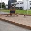 Struttura da gioco in legno Playhouse Nature in una buca di sabbia in un parco giochi moderno.
