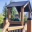Bambino che gioca nella struttura da gioco Country House Nature.