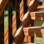 Gradini in legno del parco giochi Country House Nature con ringhiere in metallo nero.