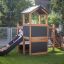 Bambini che giocano intorno alla struttura da gioco in legno Country House Nature con uno scivolo.