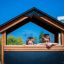 Bambini che giocano nella casetta da gioco Country House Nature.