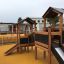 Knight's Castle Nature playhouse with slide nel parco giochi.