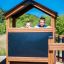 Bambini che giocano in Knight's Castle Nature playhouse with slide.