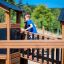 Bambino che gioca su Knight's Castle Nature playhouse with slide.