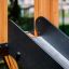 Parte di Knight's Castle Nature playhouse with slide, che mostra l'area di transizione dello scivolo.