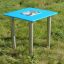 Sand & Water Table con superficie blu e gambe in metallo su un campo erboso