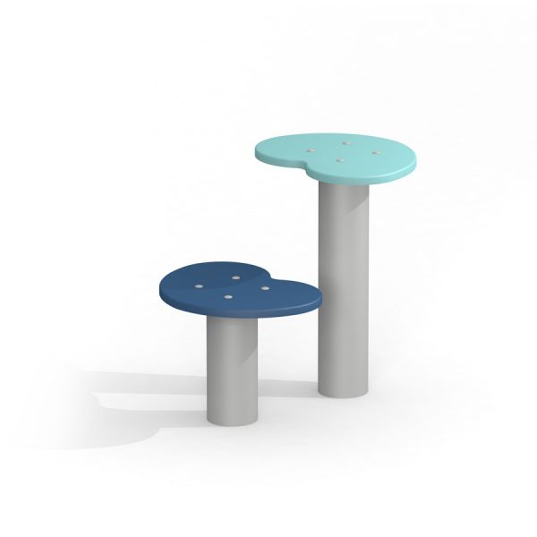 Due sgabelli chiamati Table and chair con design rotondi e giocosi in blu e azzurro chiaro.