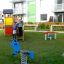 Triangle seat and table in un'area giochi residenziale.