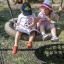 Bambini che leggono sulla Silver Single Swing (BNS) in un parco giochi.