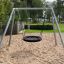 Silver Single Swing (BNS) in un parco giochi su superficie sabbiosa