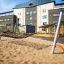 Hammock in un'area giochi con un moderno edificio scolastico sullo sfondo
