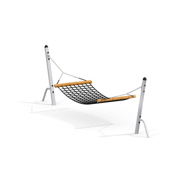 Hammock con struttura in metallo e supporti in legno.