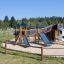 Castello Mastodon con scivolo in un parco giochi