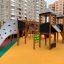 Castello Mastodon con scivolo in un parco giochi moderno