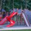 Parco giochi castello Mastodon con scivolo.