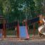 Attrezzatura da gioco castello Mastodon con scivolo in un parco.