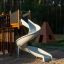 Castello Mastodon del parco giochi con scivolo in un ambiente boschivo.