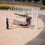 Bambini che giocano su un Hammock in un parco giochi.