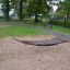 Hammock in un parco giochi con pali di legno.
