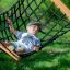 Amaca di corda nera con struttura in legno in un parco giochi