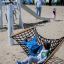 Bambini che giocano su un Hammock in un parco giochi.