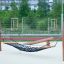 Hammock con struttura in legno e rete nera nel parco giochi.