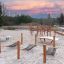 Hammock con strutture da arrampicata in legno su terreno sabbioso al tramonto
