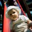 Bambino piccolo che gioca su Toddler Tower Slide in un parco giochi.