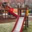 Toddler Tower Slide, attrezzatura da parco giochi rossa con scivolo e torre.