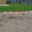 Attrezzatura da parco giochi all'aperto Wonderland Trim Trail con gradini rossi.