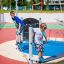Bambini che giocano sulle attrezzature da gioco Wonderland Trim Trail.