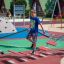 Bambini che giocano sulle attrezzature da gioco Wonderland Trim Trail.