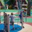 Bambini che giocano sulla struttura da gioco Wonderland Trim Trail.