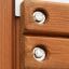 Primo piano della struttura in legno con bulloni metallici del prodotto Rules Tab.