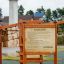 Attrezzatura per parco giochi Rules Tab con cartello di istruzioni di sicurezza su struttura in legno all'aperto