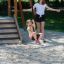 Medium Cableway with platform attrezzatura da parco giochi con bambino che ci gioca sopra e adulto che supervisiona
